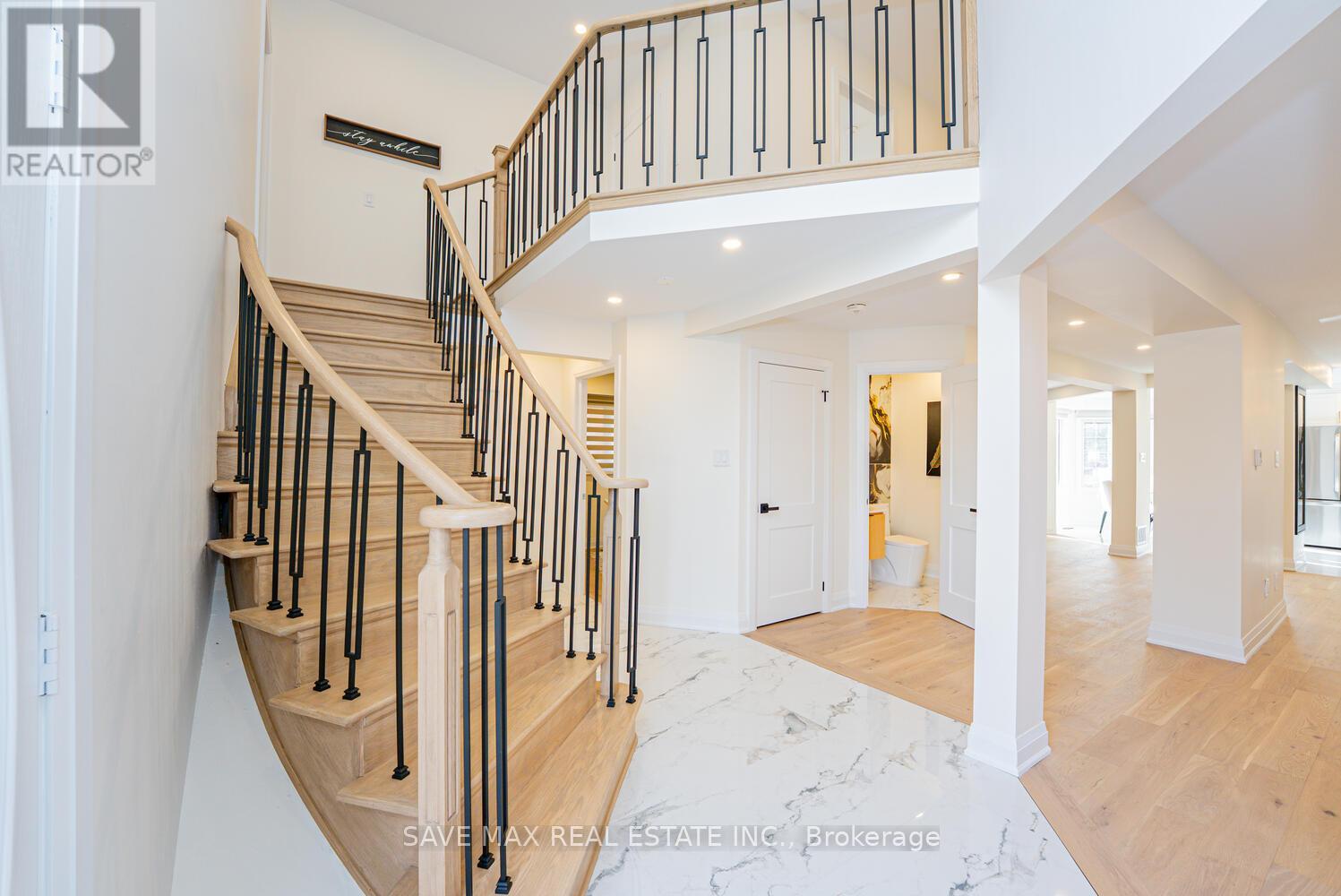 1612 Moongate Crescent E, Mississauga, Ontario  L5M 4T1 - Photo 3 - W12543902