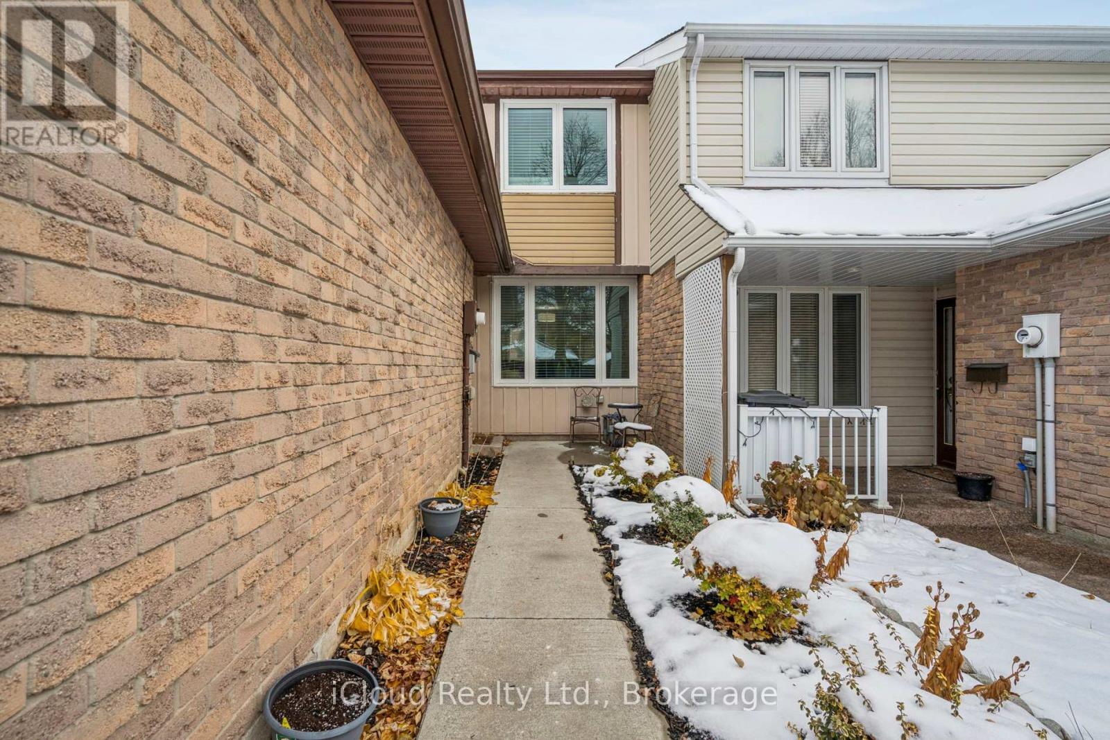 36 Berkshire Square E, Brampton, Ontario  L6Z 1N4 - Photo 5 - W12542848