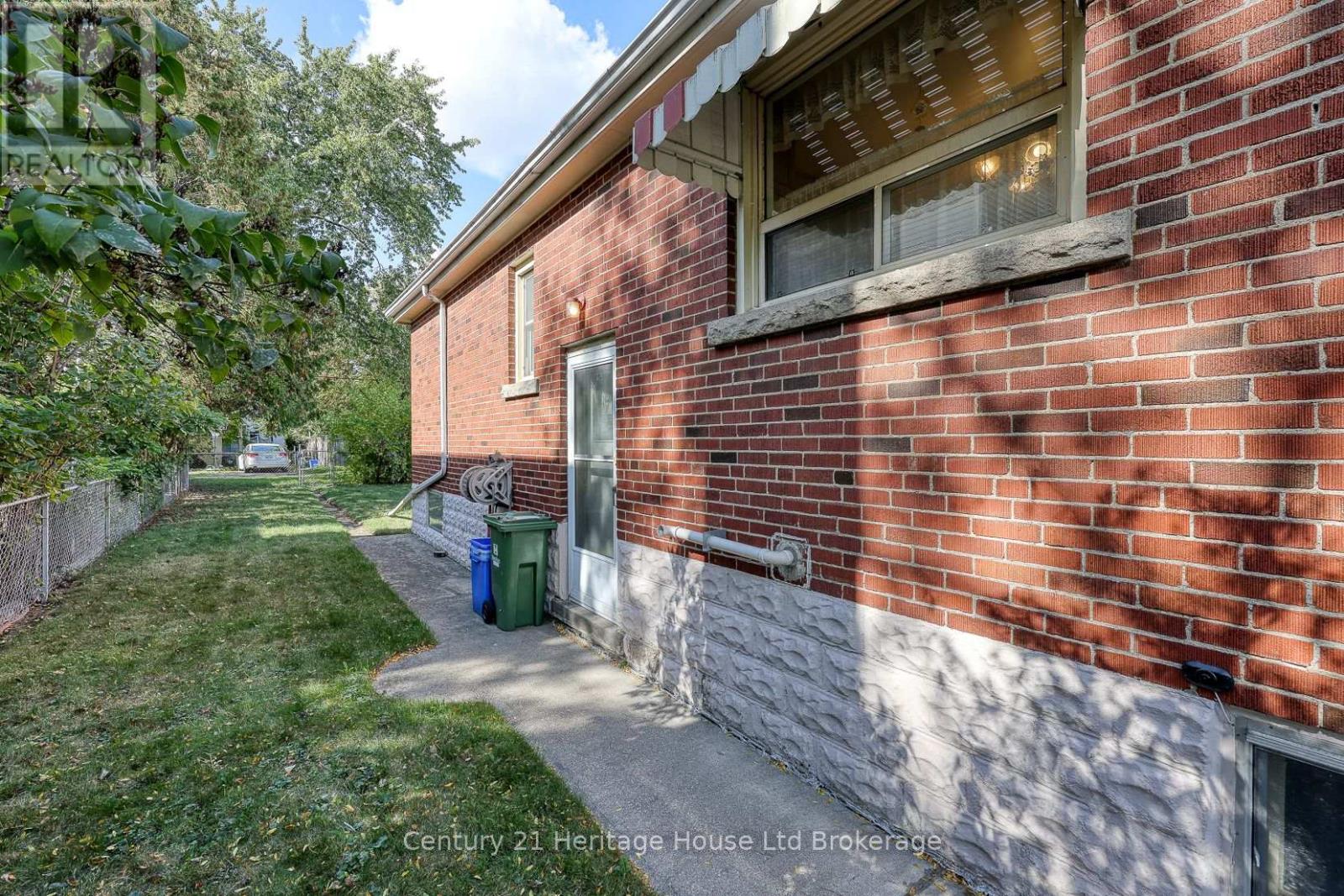 149 Strathearne Avenue, Hamilton, Ontario  L8H 5K7 - Photo 4 - X12544010