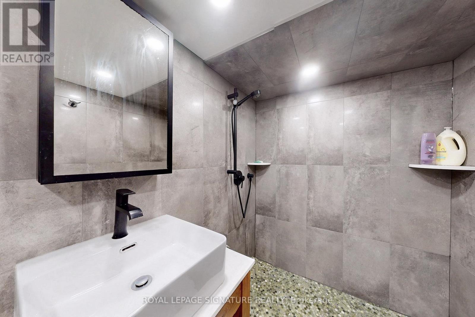 12 Daleside Crescent, Toronto, Ontario  M4A 2H6 - Photo 17 - C12543996