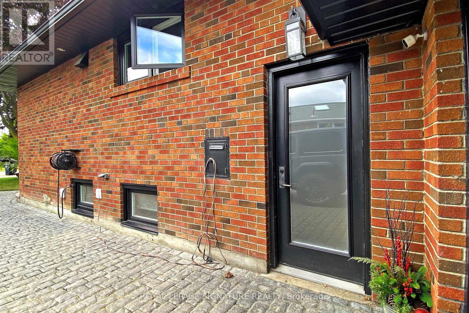 12 Daleside Crescent, Toronto, Ontario  M4A 2H6 - Photo 2 - C12543996