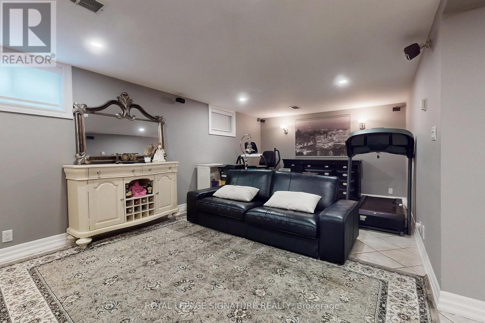 12 Daleside Crescent, Toronto, Ontario  M4A 2H6 - Photo 7 - C12543996