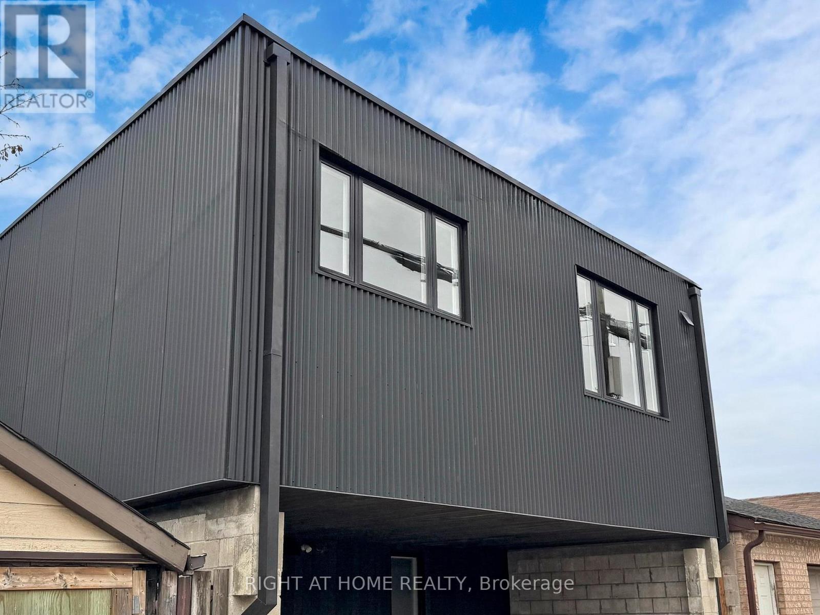 LANEWAY - 1137 DOVERCOURT ROAD, Toronto, Ontario