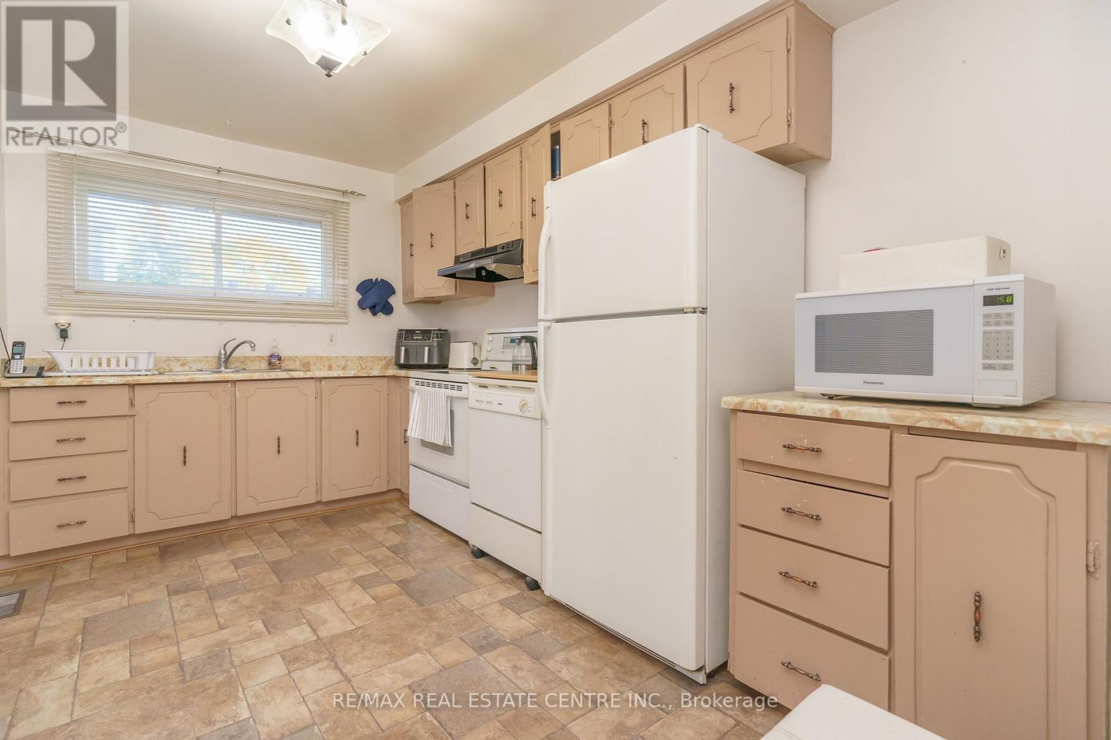 143 - 143 Ashton Crescent, Brampton, Ontario  L6S 3J9 - Photo 13 - W12543972