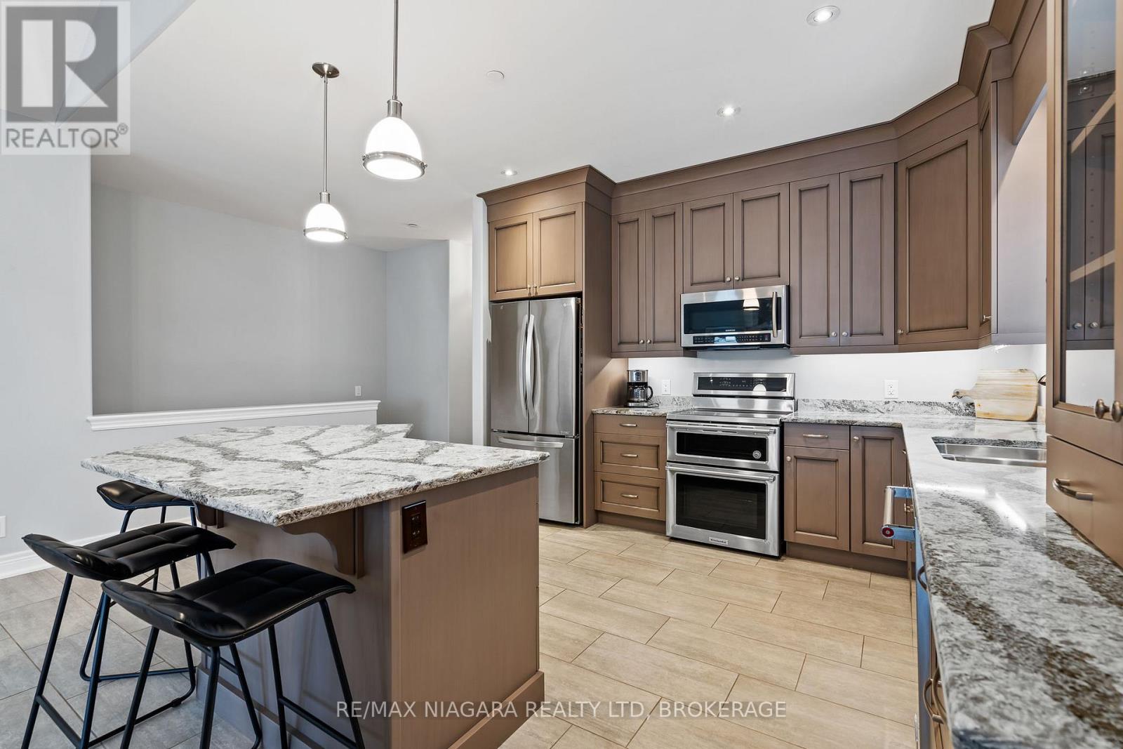 34 Blossom Common, St. Catharines, Ontario  L2M 0B3 - Photo 7 - X12351822