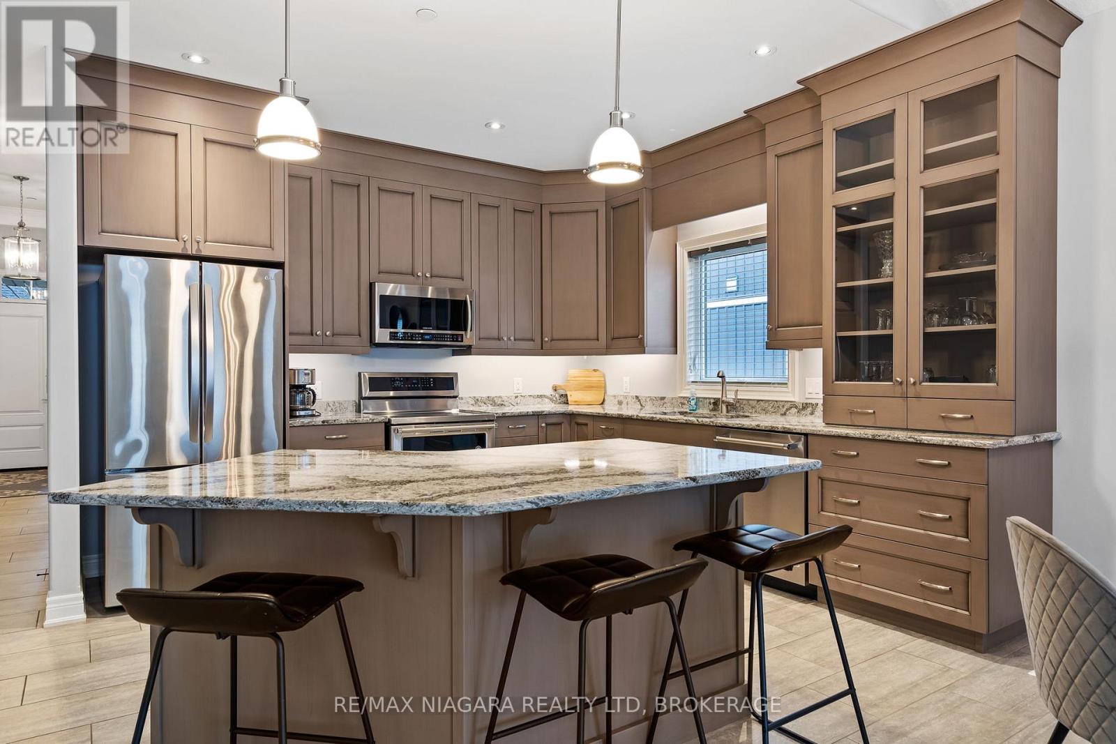 34 Blossom Common, St. Catharines, Ontario  L2M 0B3 - Photo 6 - X12351822