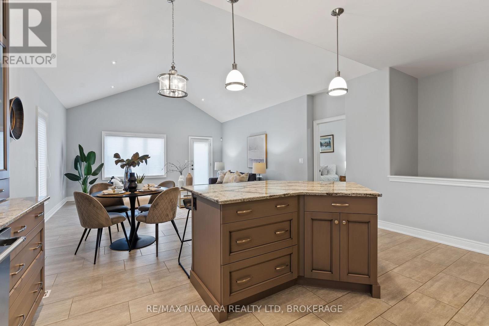 34 Blossom Common, St. Catharines, Ontario  L2M 0B3 - Photo 8 - X12351822