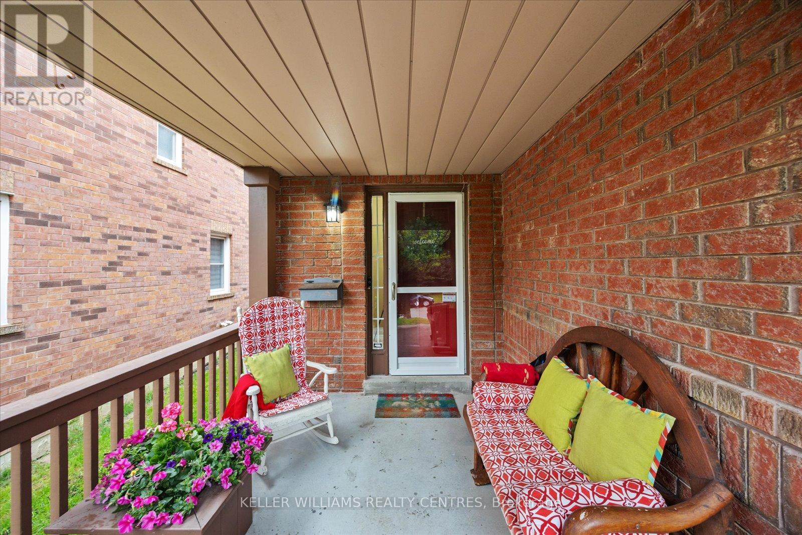 11 Snedden Avenue, Aurora, Ontario  L4G 7J6 - Photo 3 - N12541778