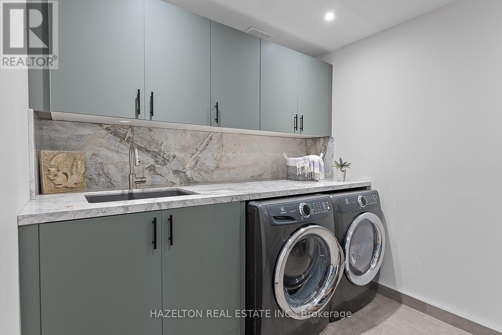 35 Worthington Crescent, Toronto, Ontario  M6S 3P5 - Photo 22 - W12428121