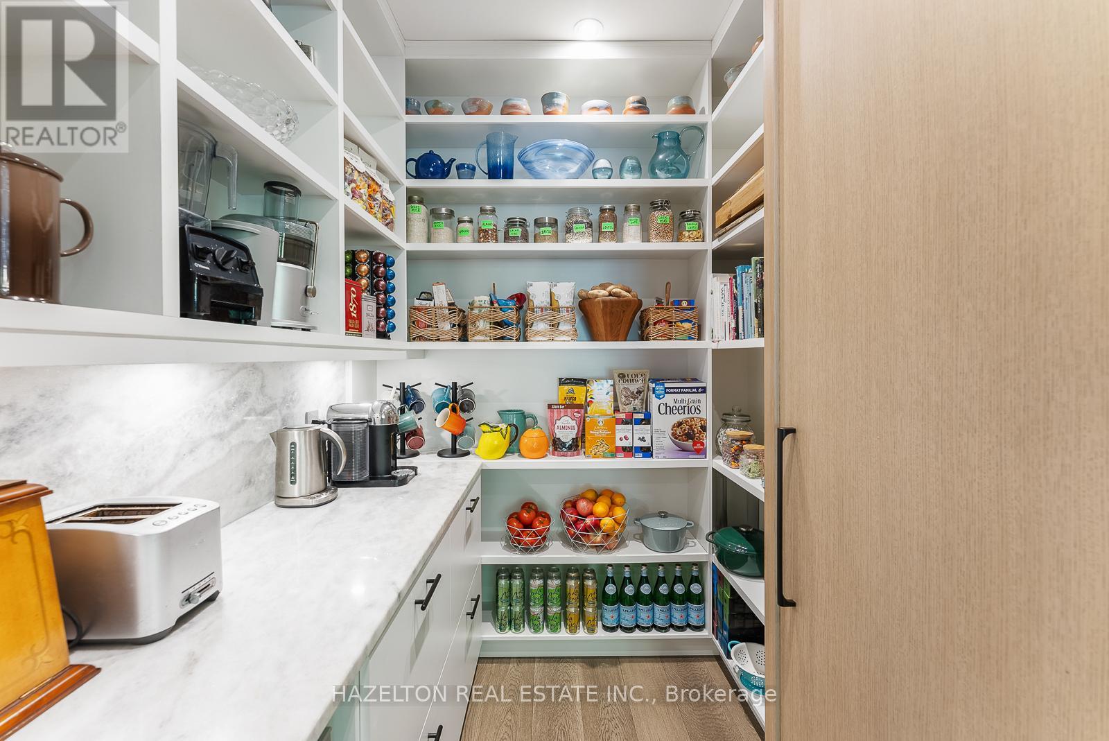 35 Worthington Crescent, Toronto, Ontario  M6S 3P5 - Photo 7 - W12428121