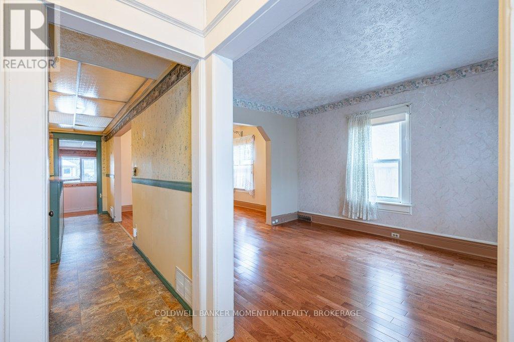 51 Sixth Street, Welland, Ontario  L3B 5A7 - Photo 5 - X12544146