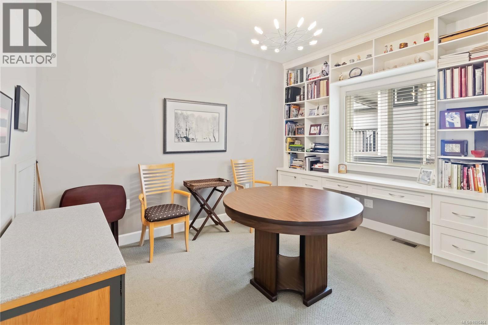 805 Rogers Way, Saanich, British Columbia  V8X 5L1 - Photo 15 - 1020404