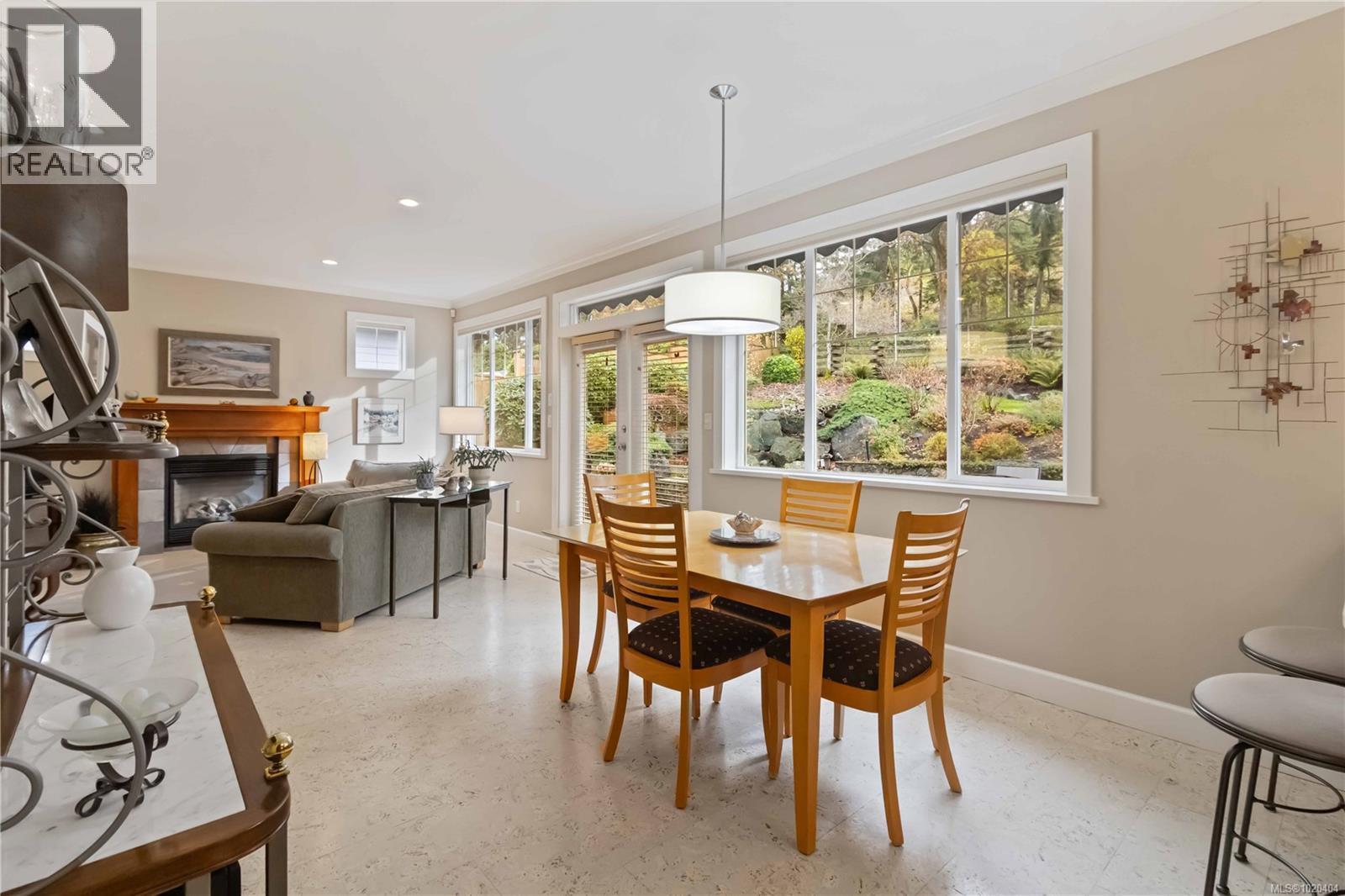 805 Rogers Way, Saanich, British Columbia  V8X 5L1 - Photo 19 - 1020404