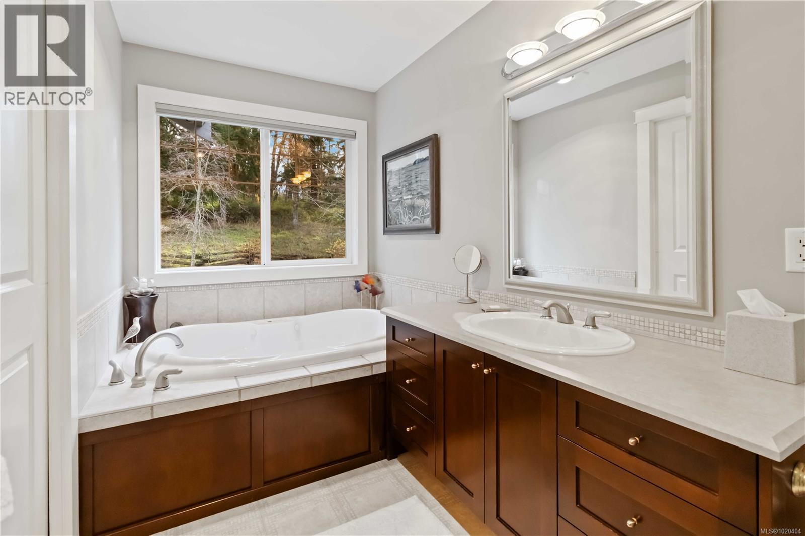 805 Rogers Way, Saanich, British Columbia  V8X 5L1 - Photo 28 - 1020404