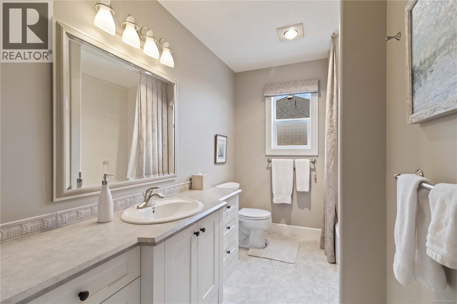 805 Rogers Way, Saanich, British Columbia  V8X 5L1 - Photo 32 - 1020404