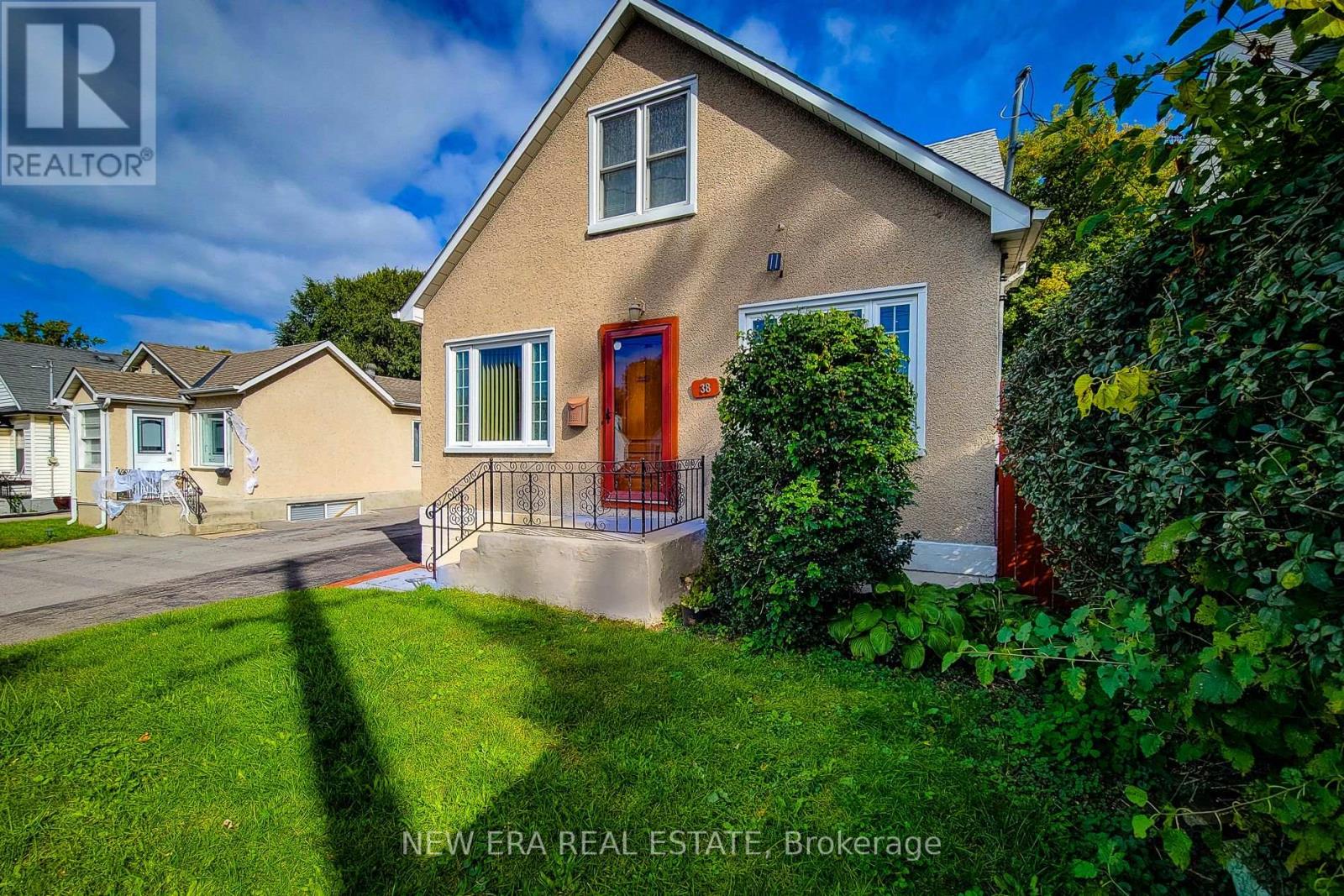 38 Haig Street, St. Catharines, Ontario L2R 2K8 - Photo 2 - X12538640