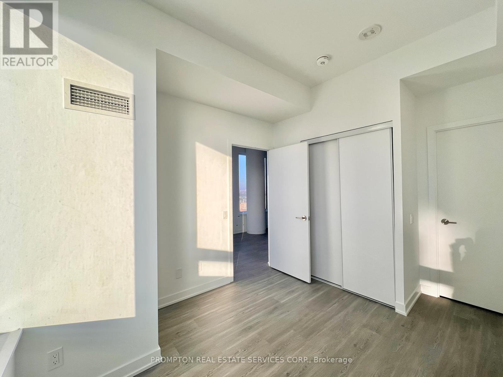 5215 - 8 Wellesley Street W, Toronto, Ontario  M4Y 0J5 - Photo 17 - C12544148