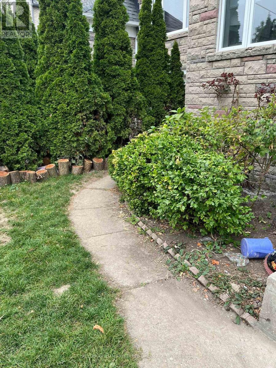 1 - 98 Frontenac Avenue, Toronto, Ontario  M5N 1Z9 - Photo 2 - C12544154