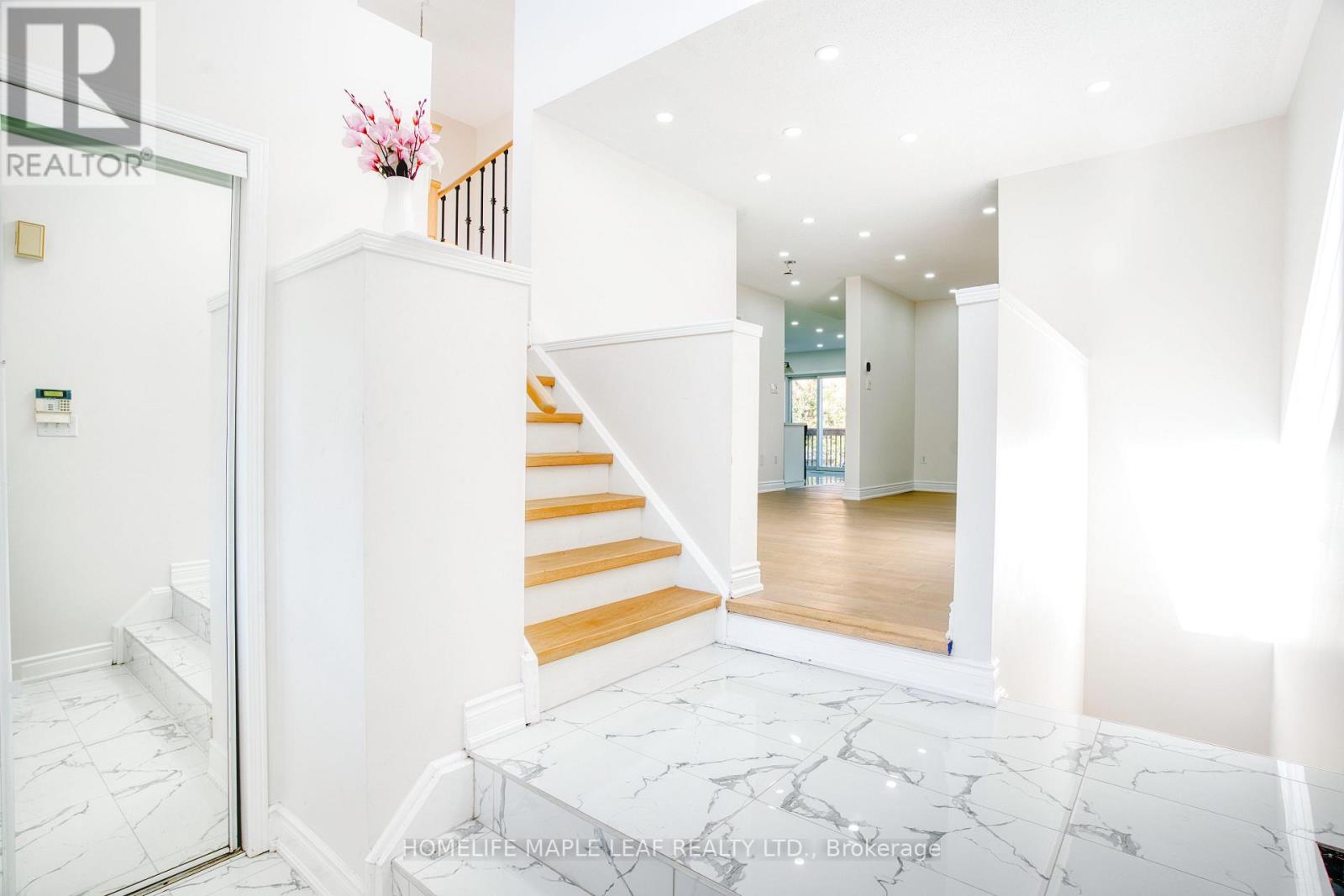 34 Lormel Gate, Brampton, Ontario  L7A 2K5 - Photo 5 - W12539500