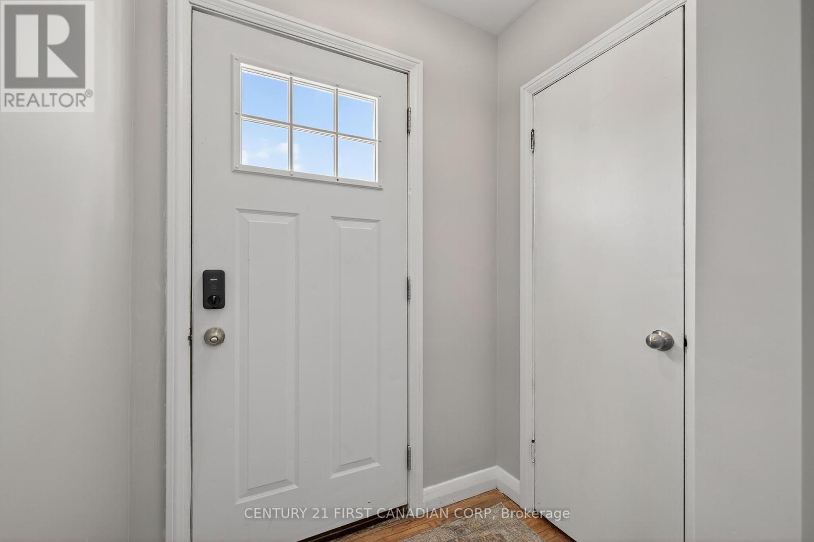 118 Gordon Street, Sarnia, Ontario N7T 6N8 - Photo 2 - X12544190