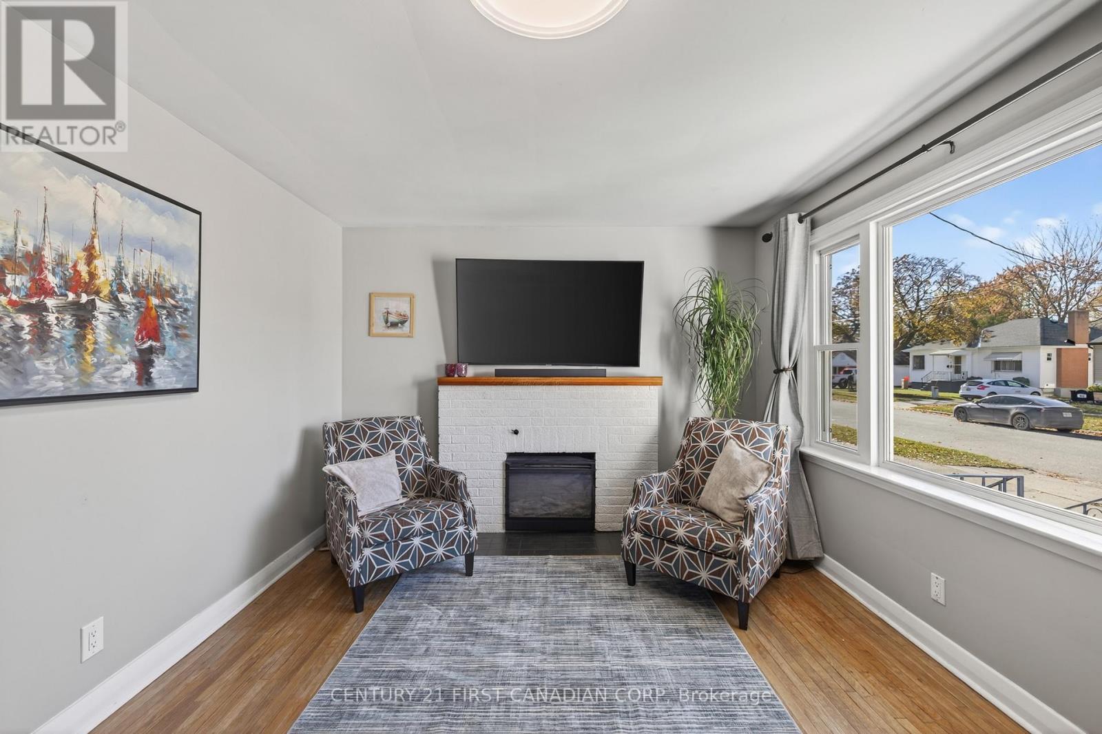 118 Gordon Street, Sarnia, Ontario N7T 6N8 - Photo 3 - X12544190