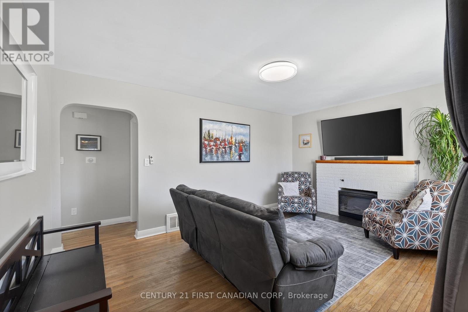 118 Gordon Street, Sarnia, Ontario N7T 6N8 - Photo 4 - X12544190