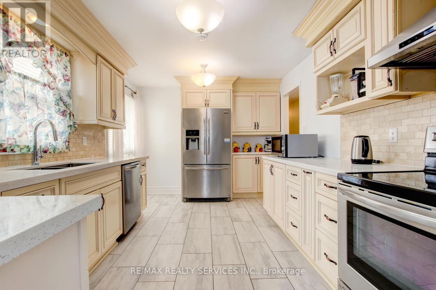 19 Nutmeg Street, Brampton, Ontario  L6S 4A7 - Photo 12 - W12544108