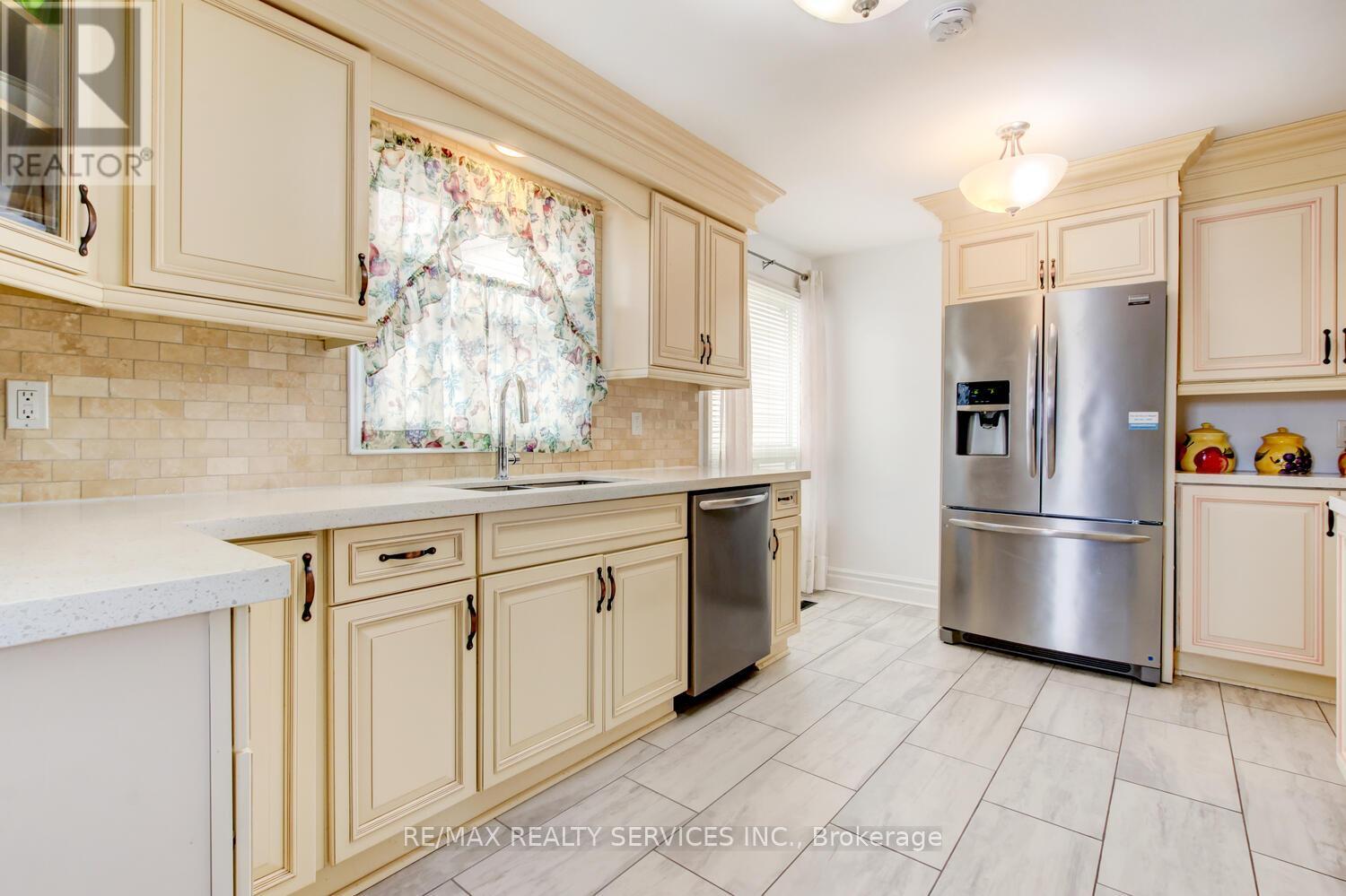 19 Nutmeg Street, Brampton, Ontario  L6S 4A7 - Photo 13 - W12544108