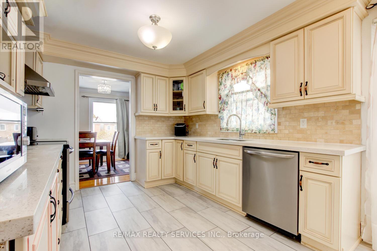 19 Nutmeg Street, Brampton, Ontario  L6S 4A7 - Photo 14 - W12544108