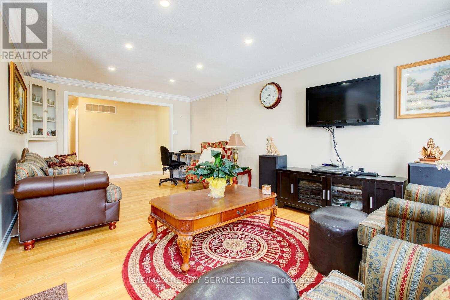 19 Nutmeg Street, Brampton, Ontario  L6S 4A7 - Photo 5 - W12544108