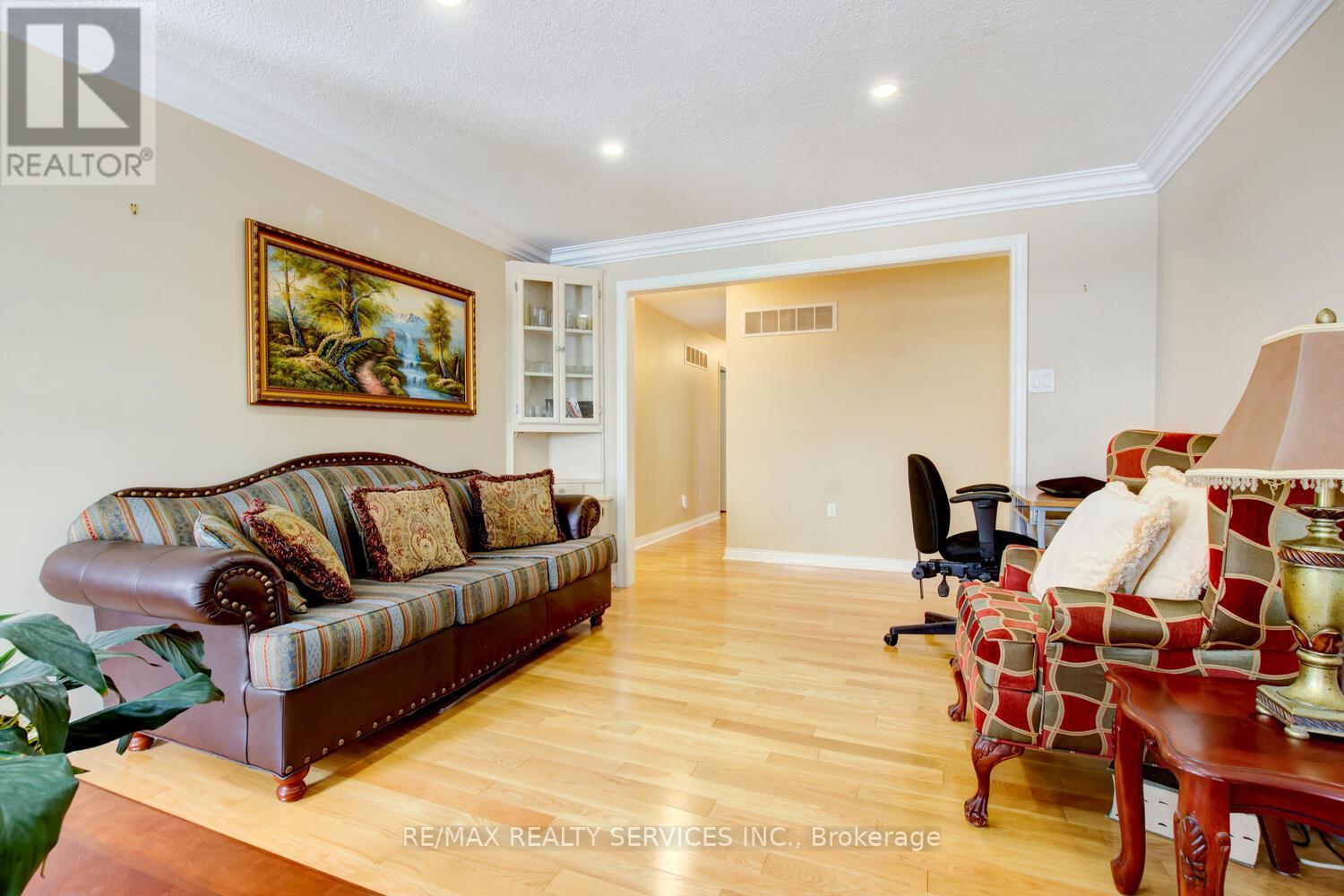 19 Nutmeg Street, Brampton, Ontario  L6S 4A7 - Photo 6 - W12544108