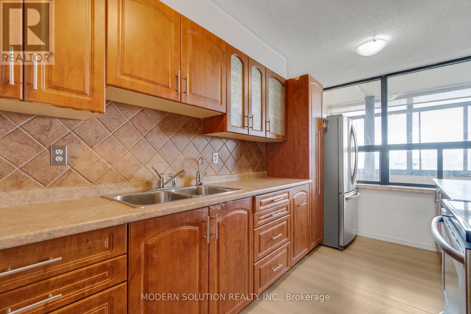 1604 - 18 Knightsbridge Road, Brampton, Ontario  L6T 3X5 - Photo 21 - W12544182