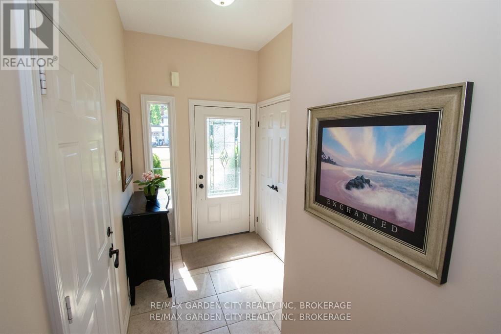 421 Queenston Street, St. Catharines, Ontario  L2P 2Y3 - Photo 5 - X12544236