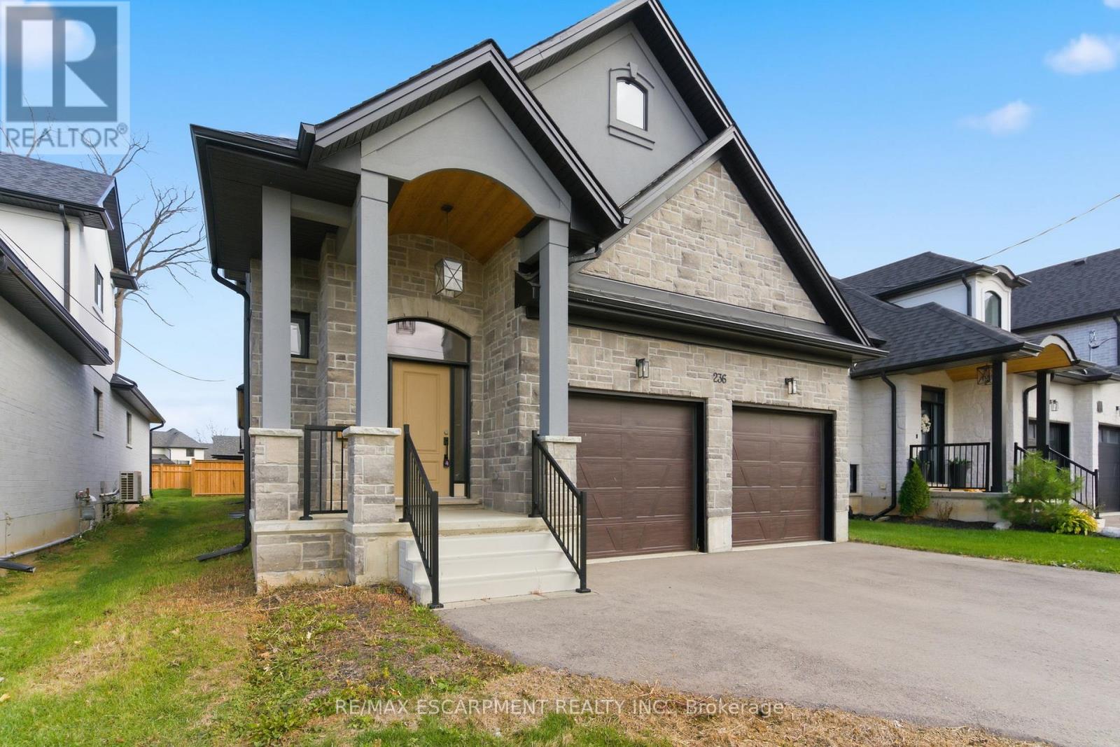 236 Mount Pleasant Street, Brantford, Ontario  N3T 1V1 - Photo 2 - X12544158