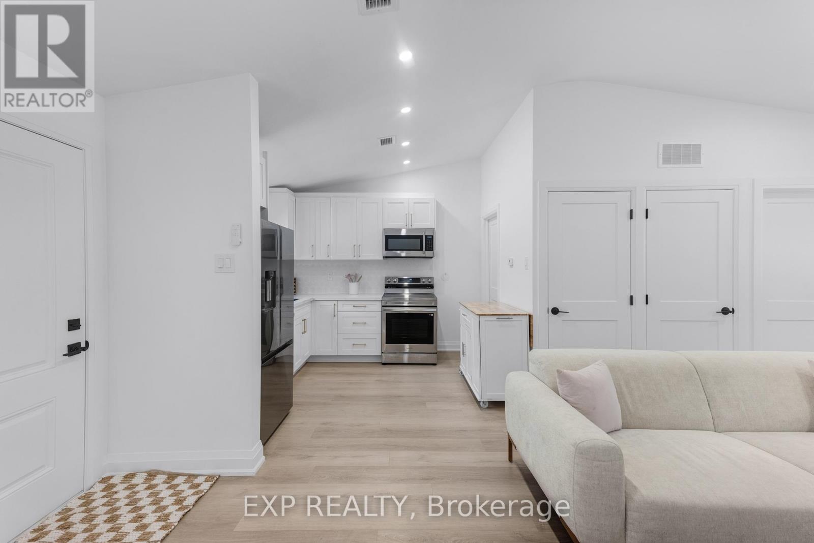 808 Montsell Avenue, Georgina, Ontario  L0E 1S0 - Photo 9 - N12544216