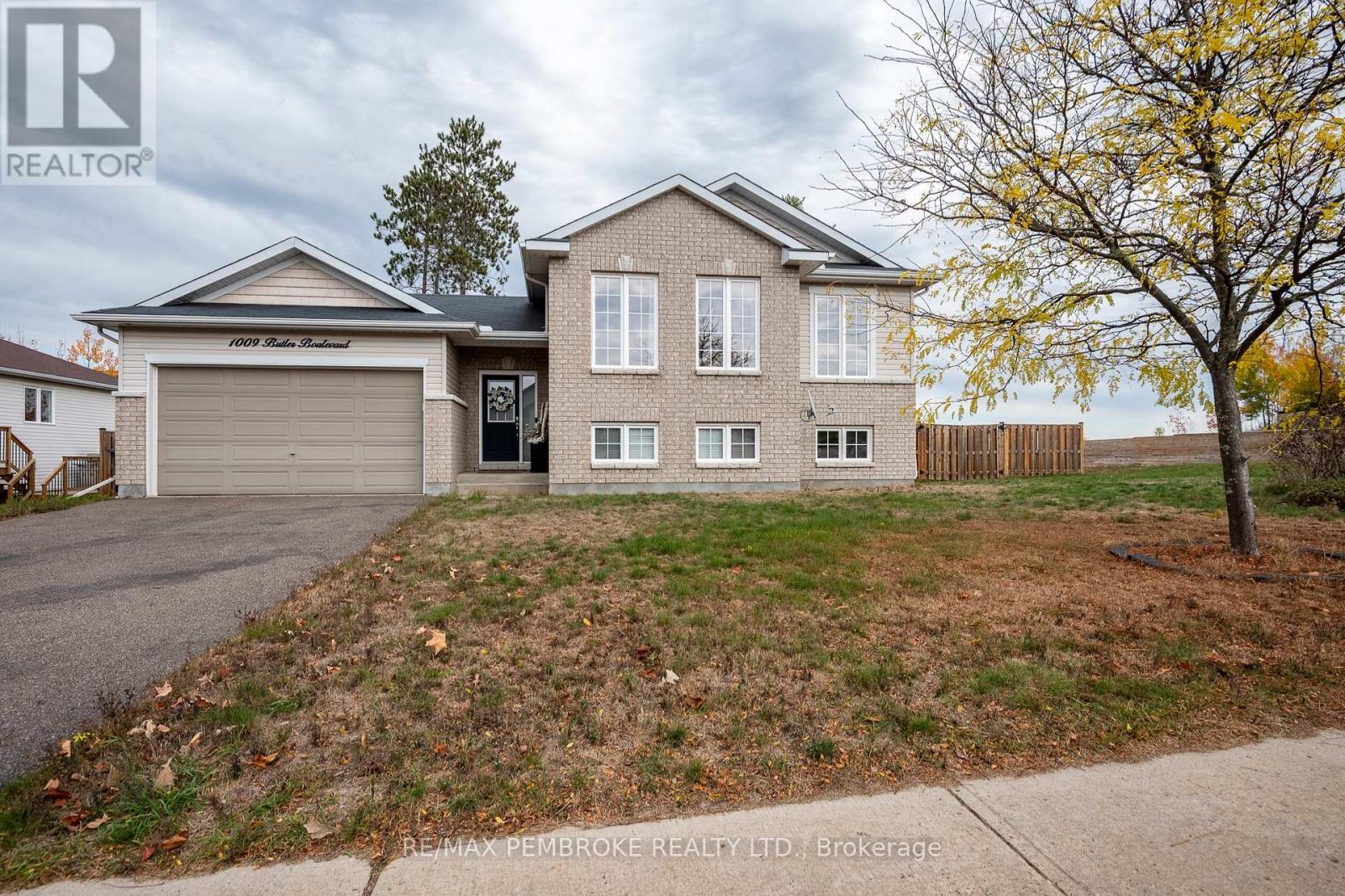 1009 BUTLER BOULEVARD, Petawawa, Ontario