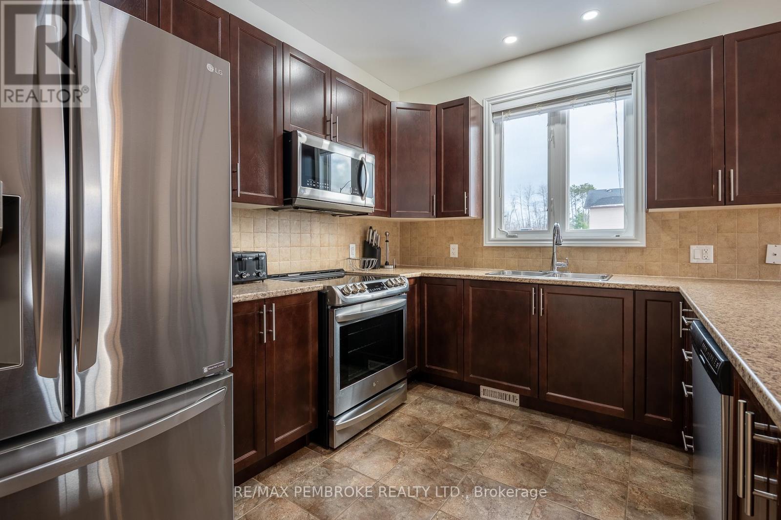 1009 Butler Boulevard, Petawawa, Ontario K8H 0C2 - Photo 10 - X12544338