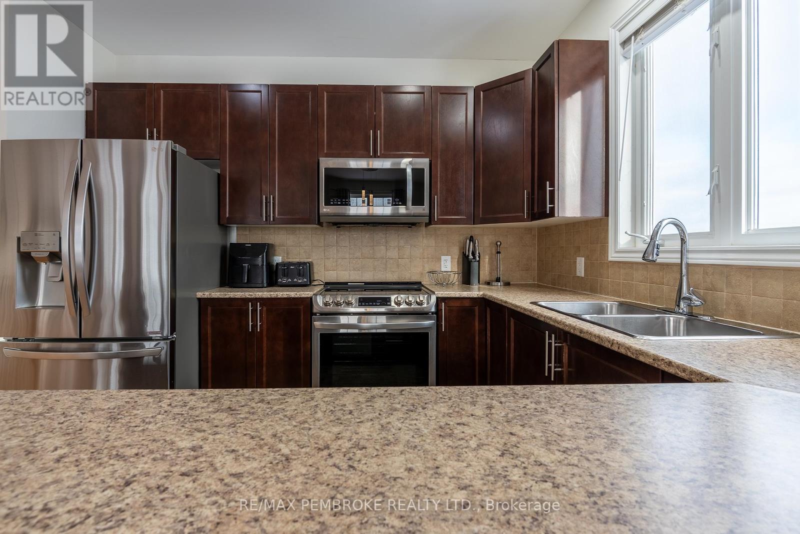 1009 Butler Boulevard, Petawawa, Ontario K8H 0C2 - Photo 11 - X12544338