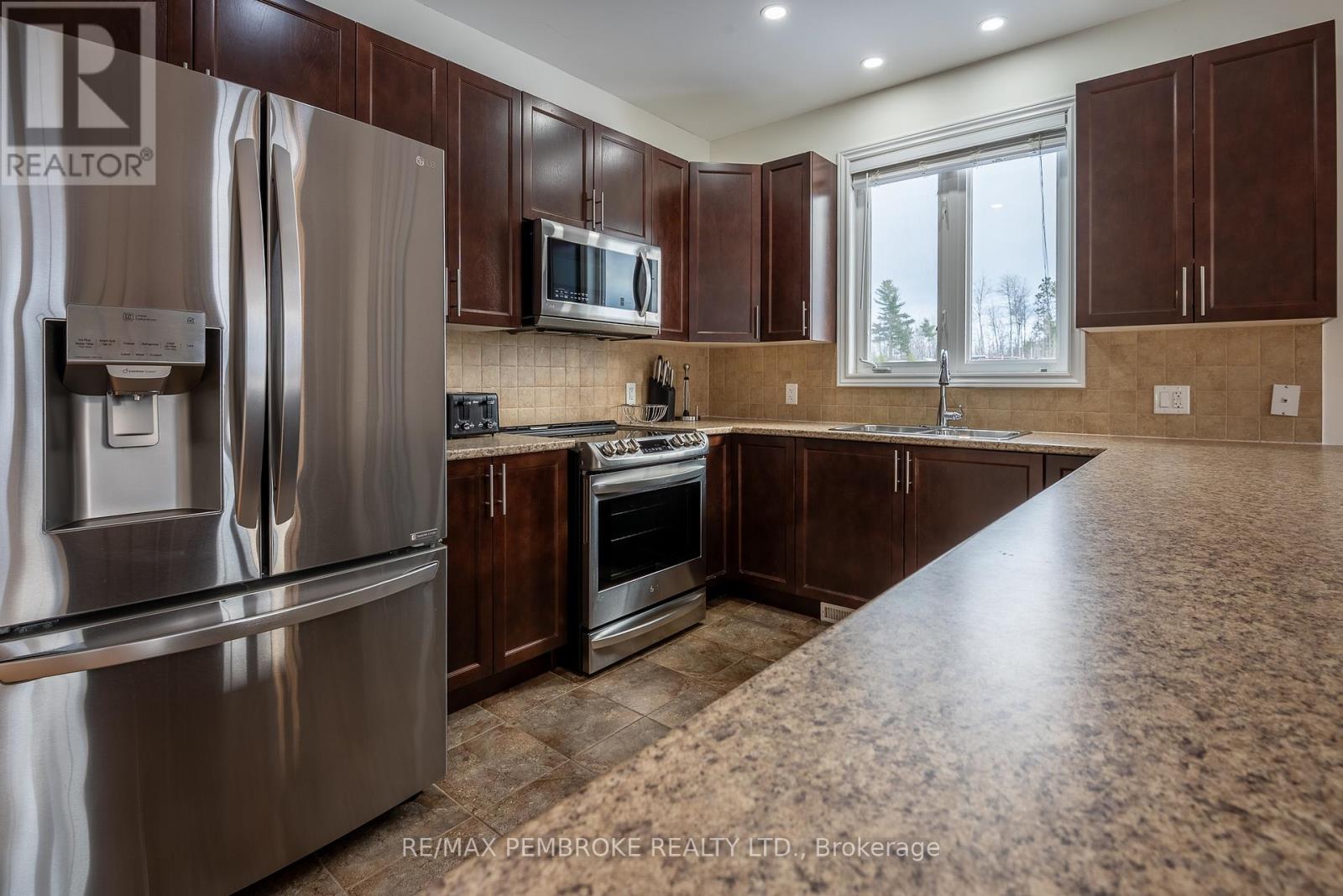 1009 Butler Boulevard, Petawawa, Ontario K8H 0C2 - Photo 12 - X12544338