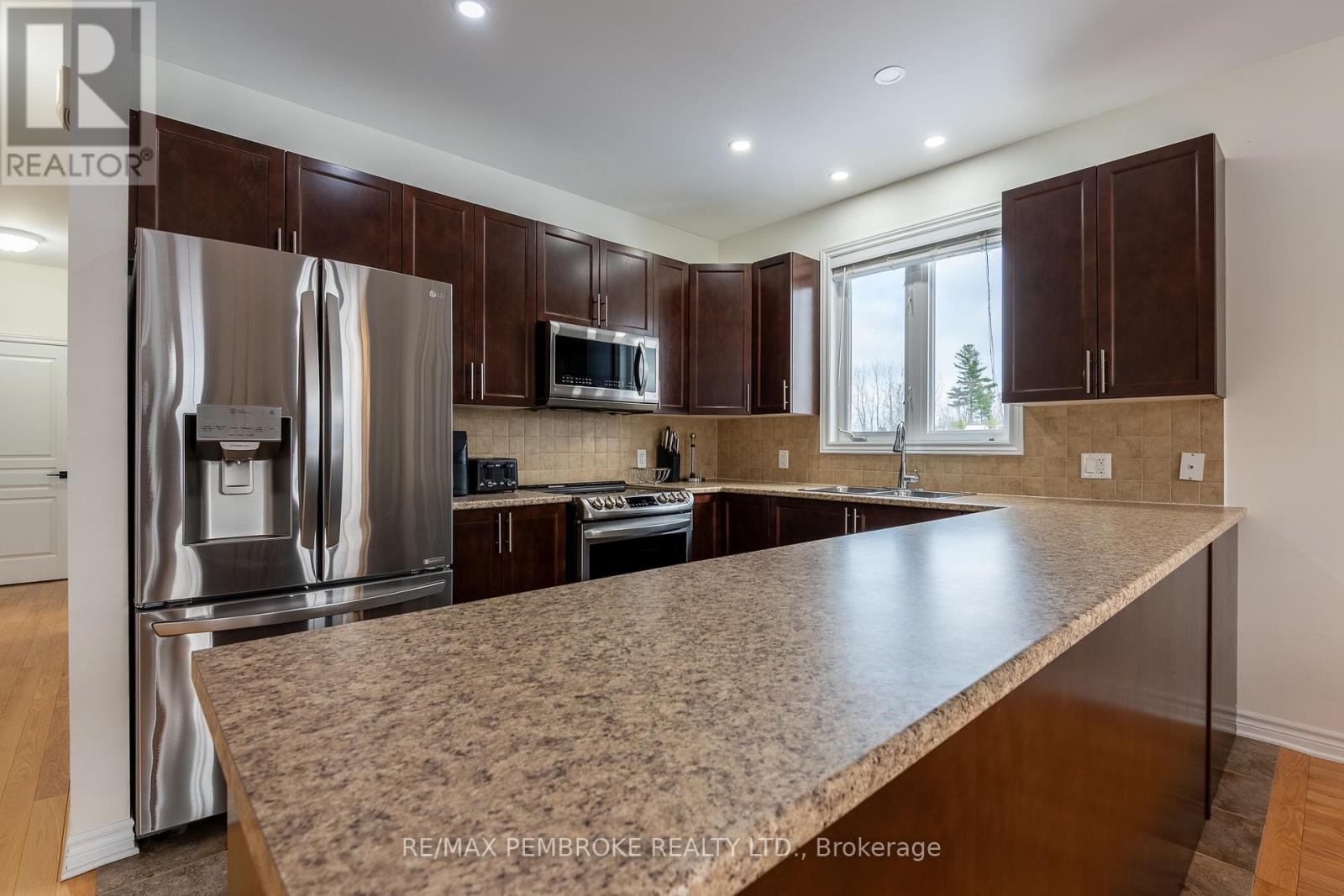 1009 Butler Boulevard, Petawawa, Ontario K8H 0C2 - Photo 13 - X12544338