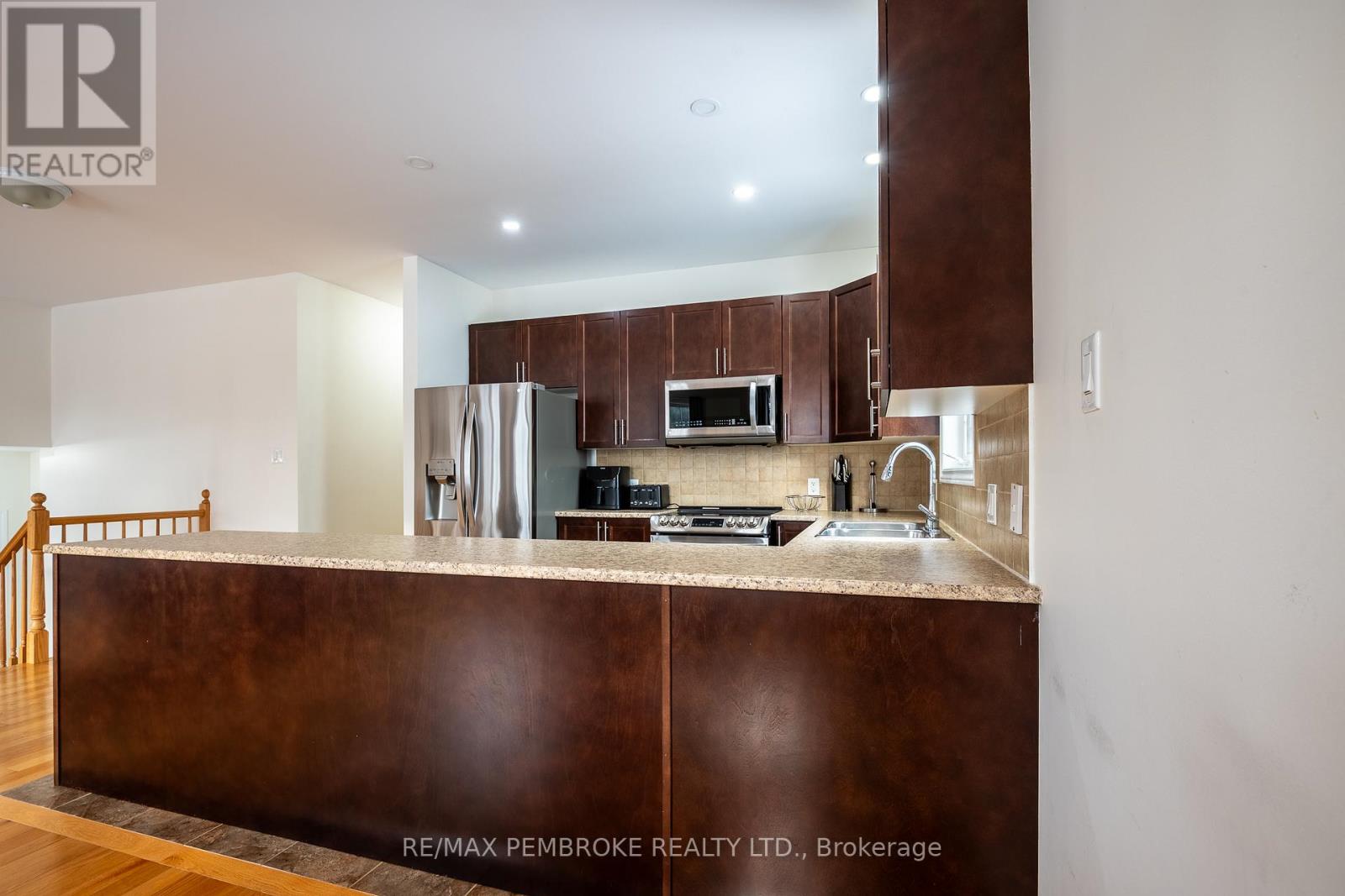 1009 Butler Boulevard, Petawawa, Ontario K8H 0C2 - Photo 14 - X12544338