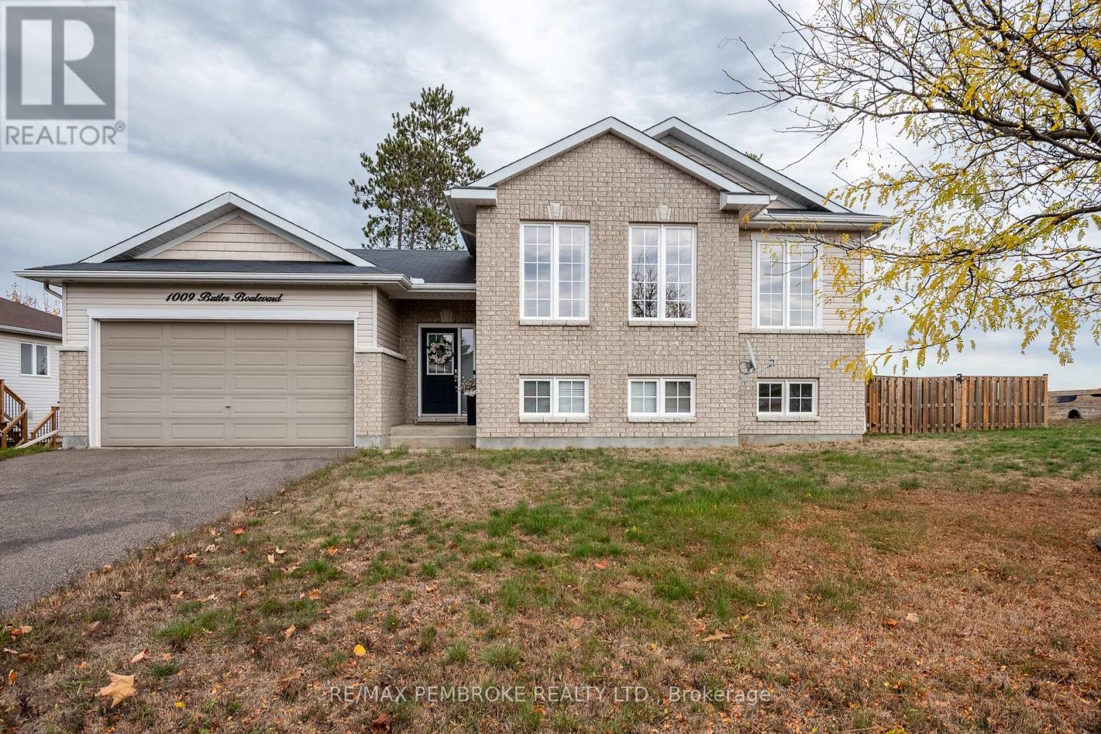 1009 Butler Boulevard, Petawawa, Ontario K8H 0C2 - Photo 2 - X12544338