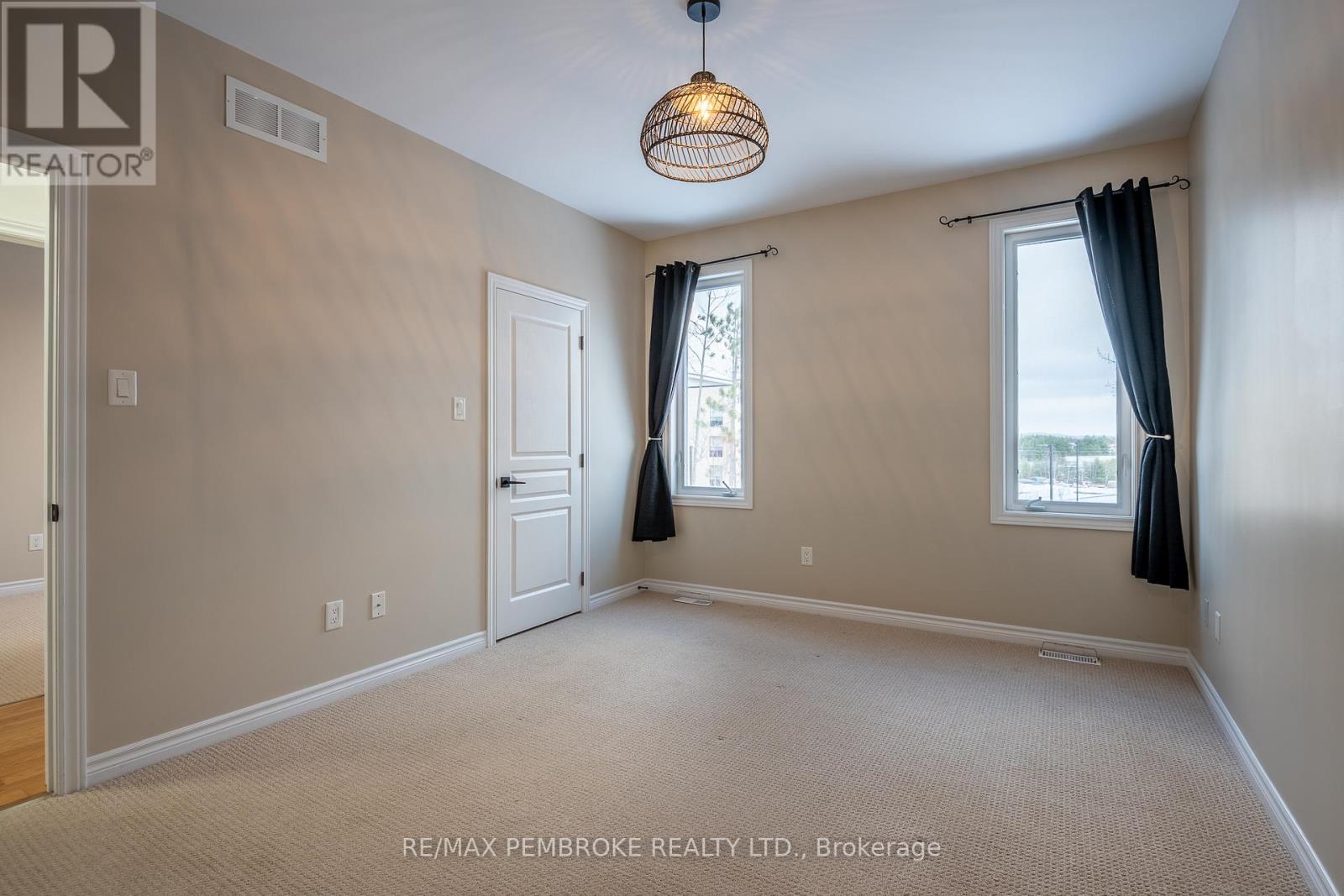 1009 Butler Boulevard, Petawawa, Ontario K8H 0C2 - Photo 22 - X12544338