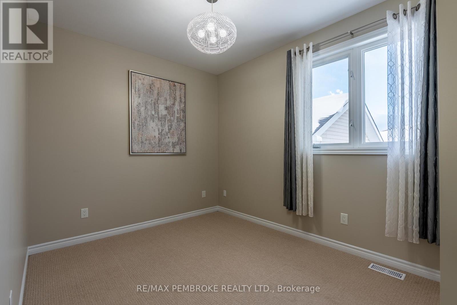 1009 Butler Boulevard, Petawawa, Ontario K8H 0C2 - Photo 26 - X12544338