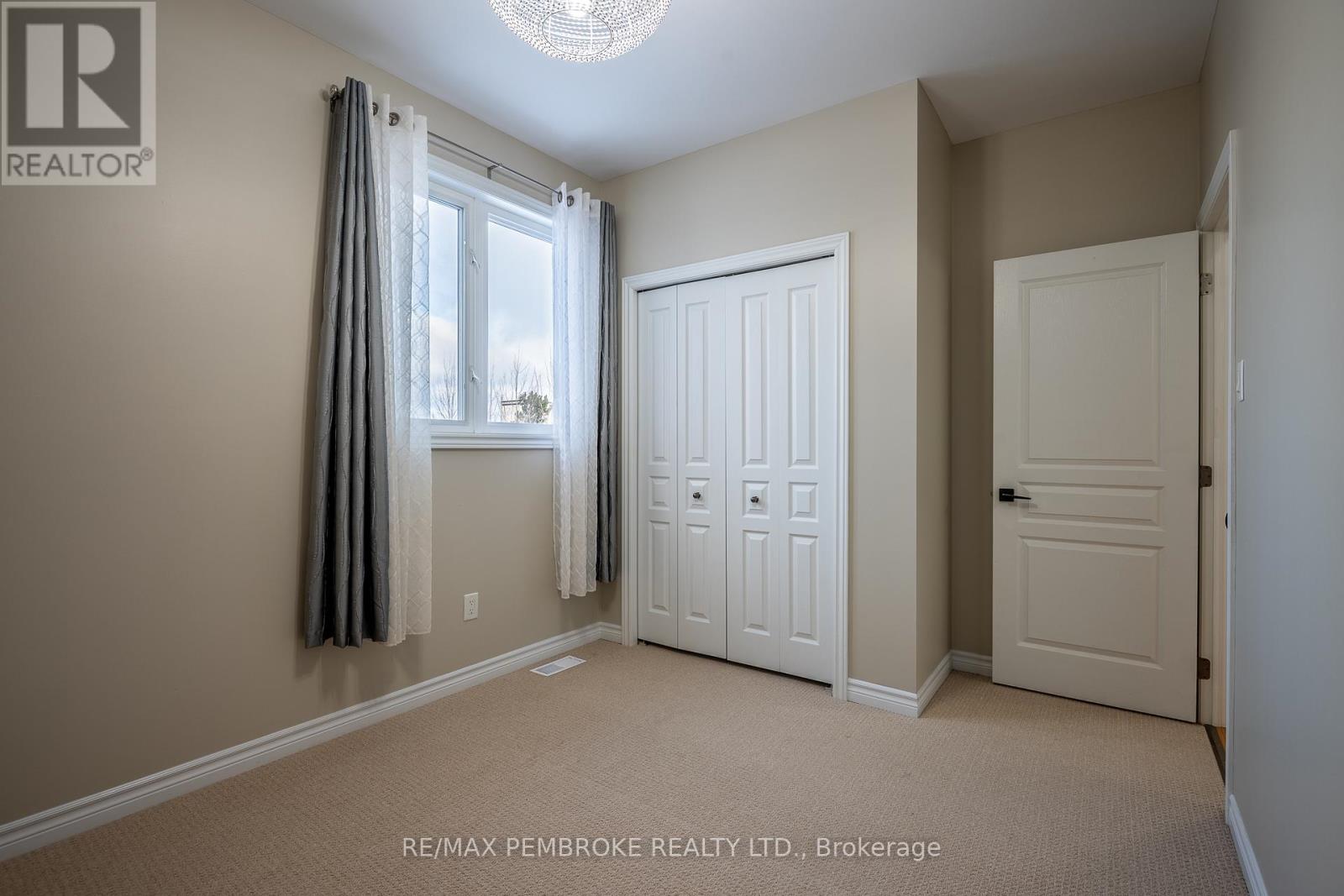 1009 Butler Boulevard, Petawawa, Ontario K8H 0C2 - Photo 27 - X12544338