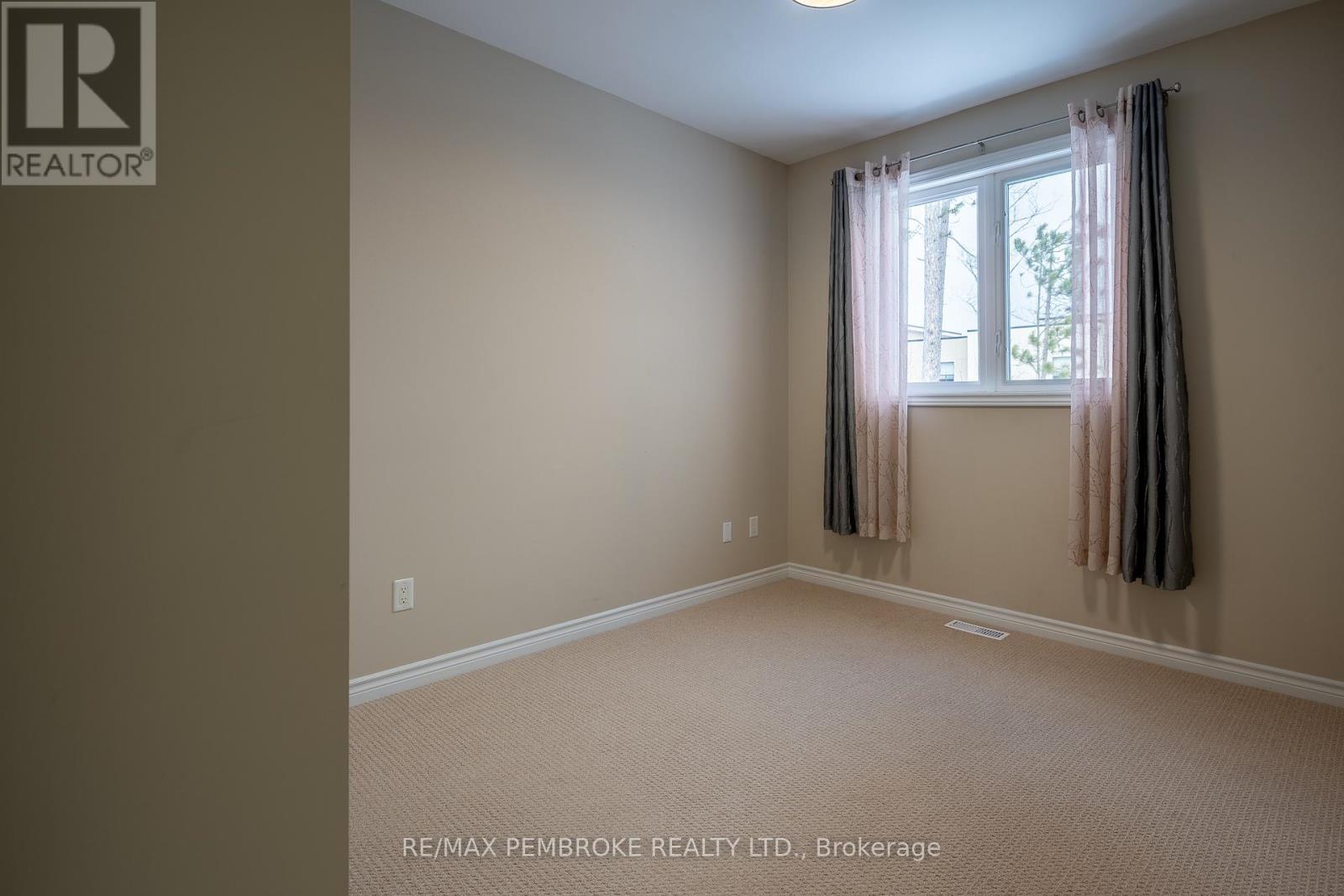 1009 Butler Boulevard, Petawawa, Ontario K8H 0C2 - Photo 29 - X12544338