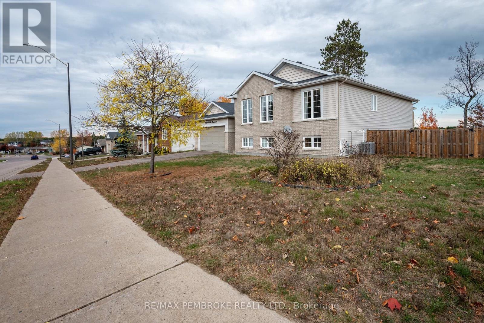 1009 Butler Boulevard, Petawawa, Ontario K8H 0C2 - Photo 3 - X12544338