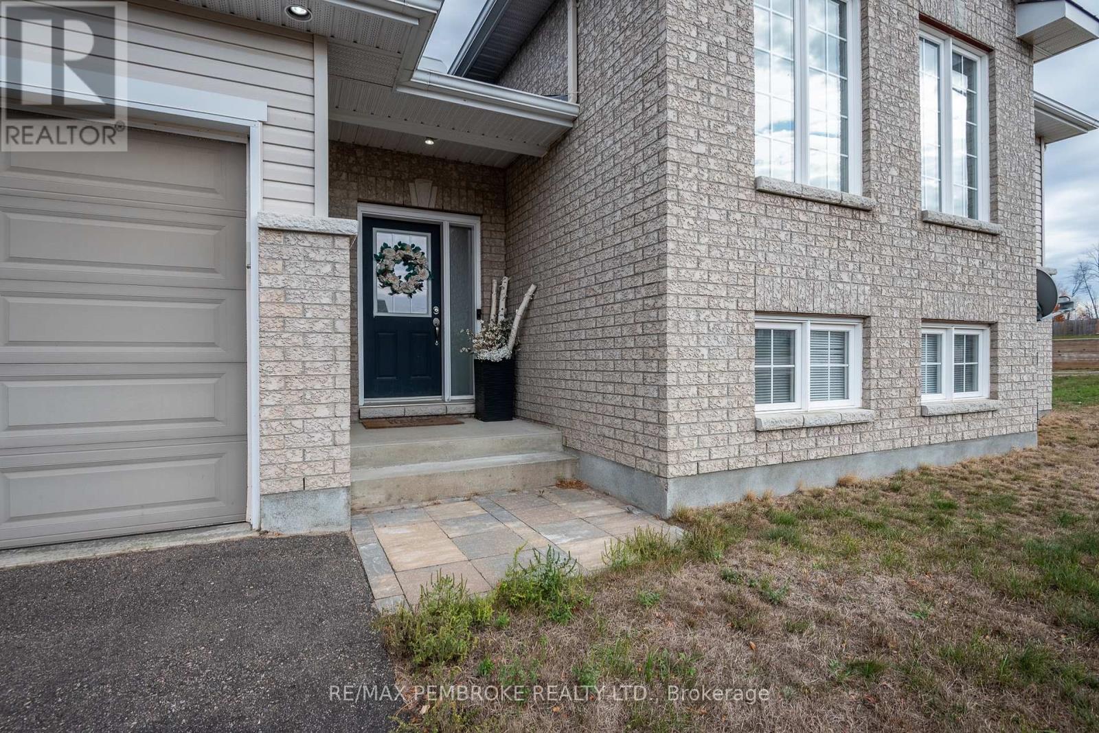 1009 Butler Boulevard, Petawawa, Ontario K8H 0C2 - Photo 4 - X12544338