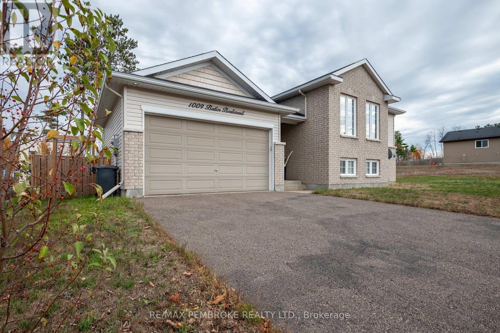 1009 Butler Boulevard, Petawawa, Ontario K8H 0C2 - Photo 5 - X12544338