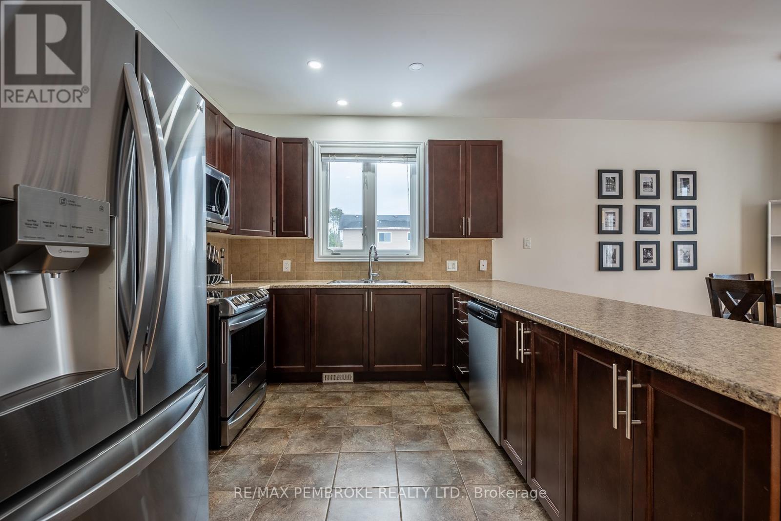 1009 Butler Boulevard, Petawawa, Ontario K8H 0C2 - Photo 9 - X12544338